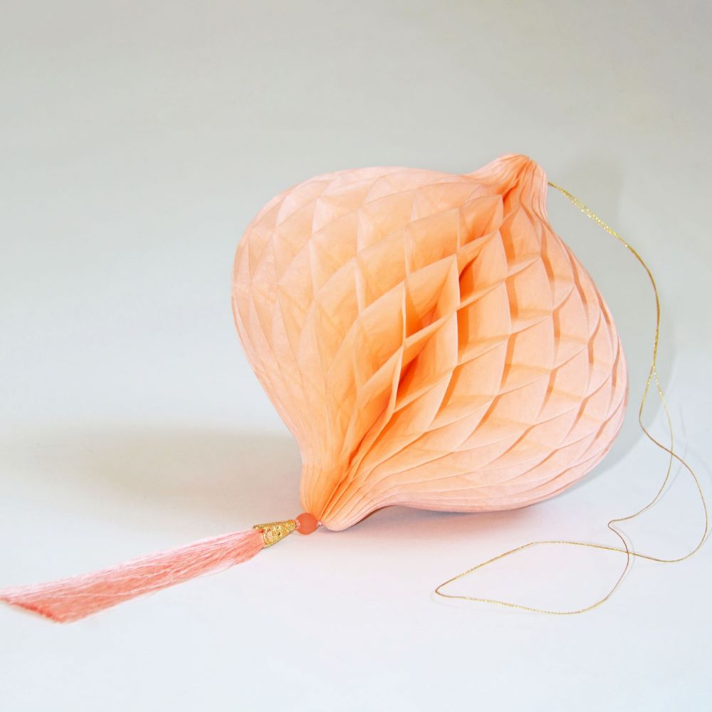 Бумажное украшение Шар-соты с кисточкой 20 см, персиковый Бумажное украшение Шар-соты с кисточкой 20 см, персиковый